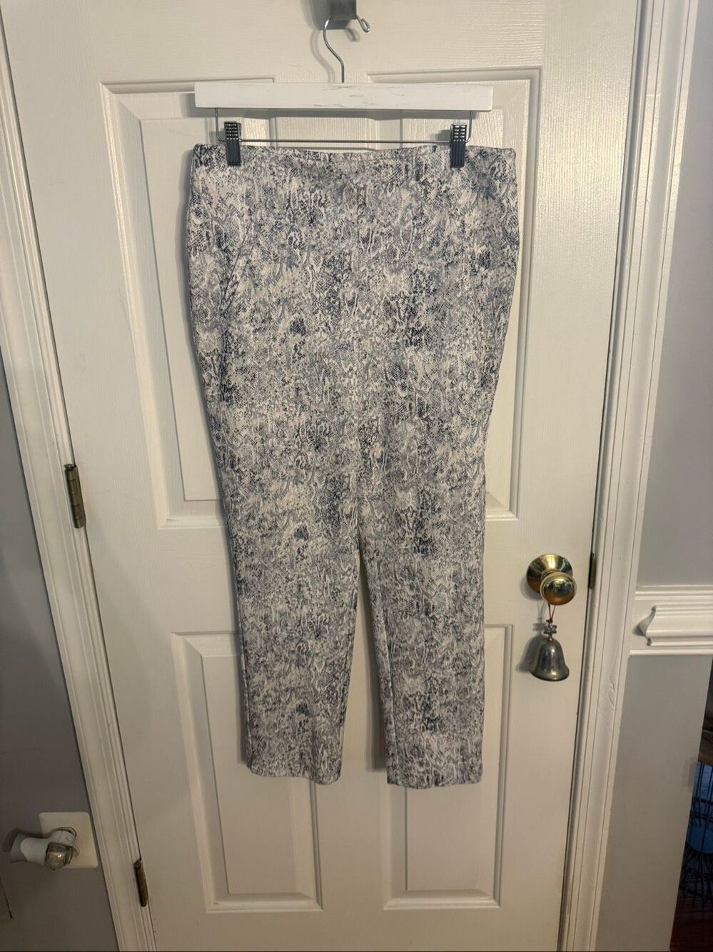 Chicos Suddenly Slimming Gray & White Snake Print Pull On Ankle Pants sz .5 or s